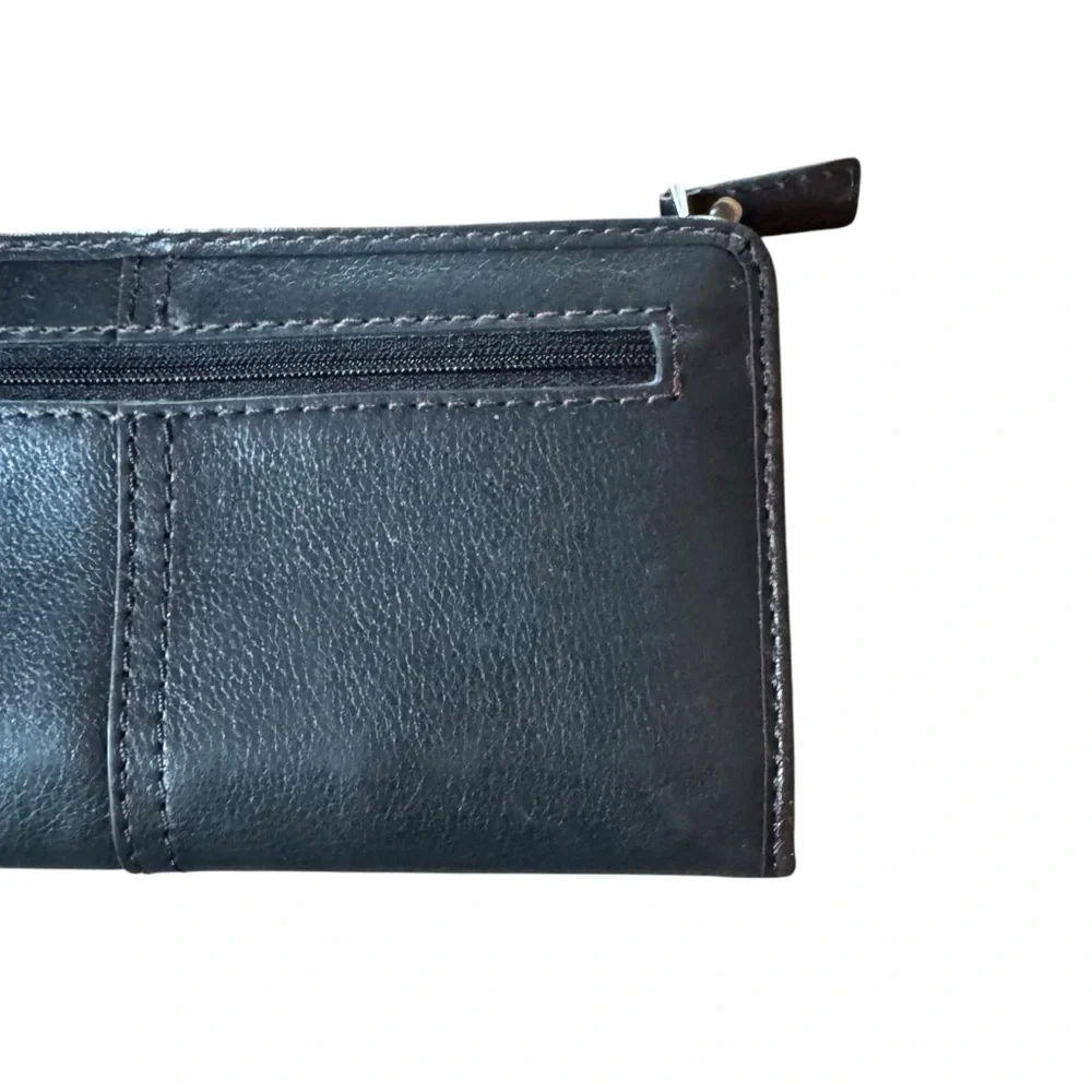 Women’s Fossil Black Leather Wallet With Zip Closure and Outside Pockets